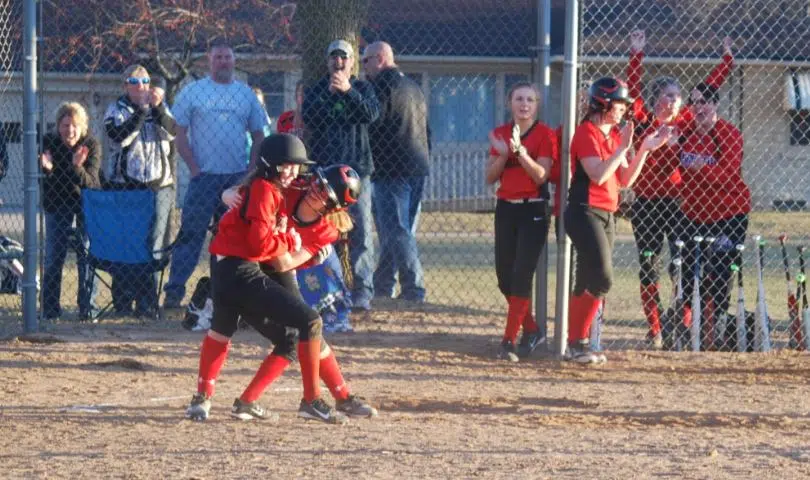 High School Softball: Shawano sweeps conference-leading Seymour, tightens Bay Conference race