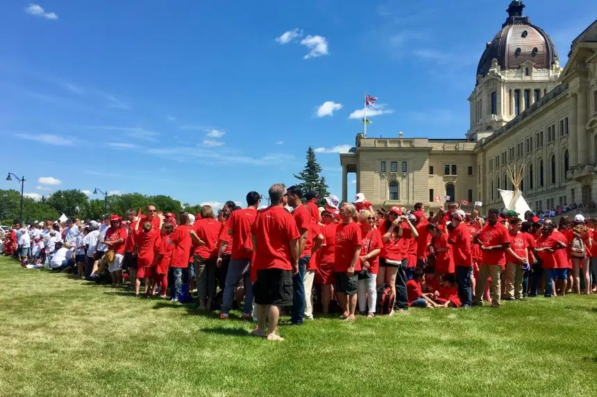 Regina's 'living' Canada 150 flag attracts Saskatoon family