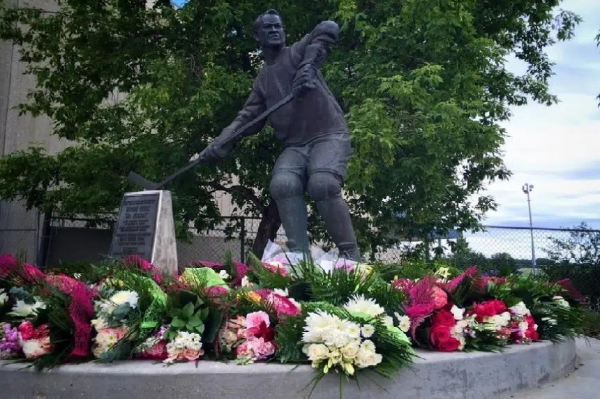 Gordie Howe's remains to be placed in statue honouring 'Mr. Hockey' in Saskatoon