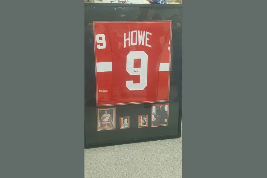 Autographed Gordie Howe jersey stolen from Sask. hockey arena