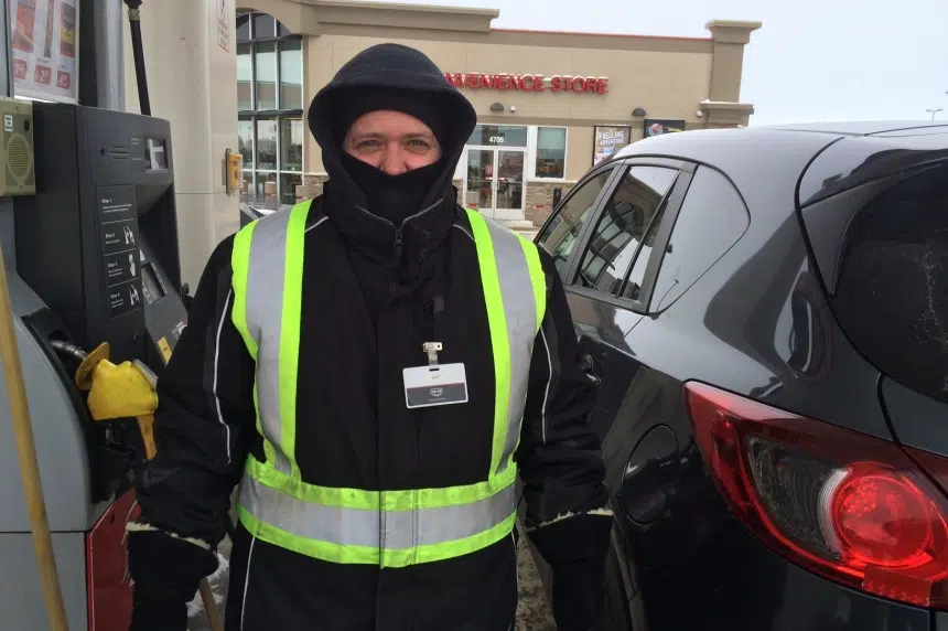 Outdoor workers bundle up for frigid temperatures in Regina