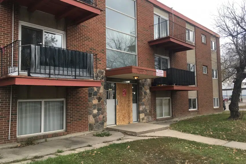 Woman hurt in Regina apartment fire