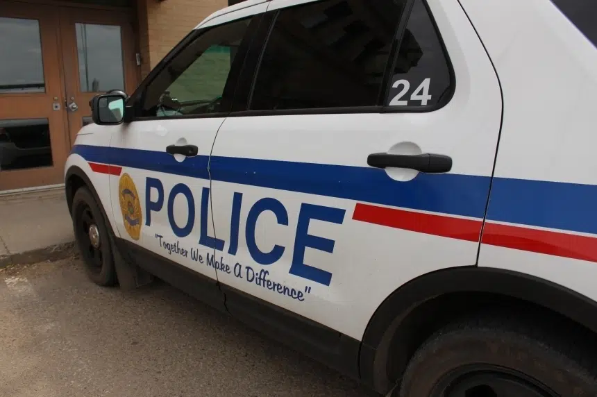 Moose Jaw man arrested after allegedly brandishing knife at police