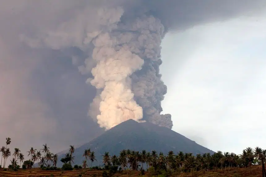 Canadians stuck in Bali as Mount Agung erupts, cancelling flights