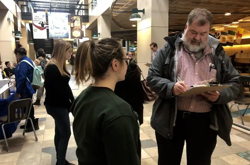 U of R students circulate petition to raise minimum wage