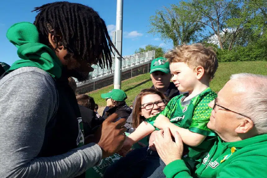 O-Line thrills fans and other notes from Green and White Day