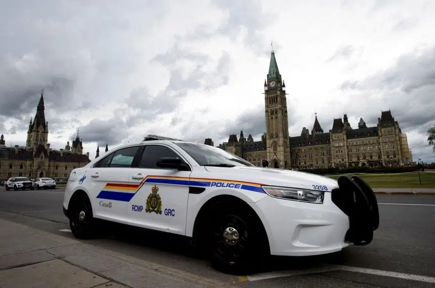 Security forces stop man with knife on Parliament Hill