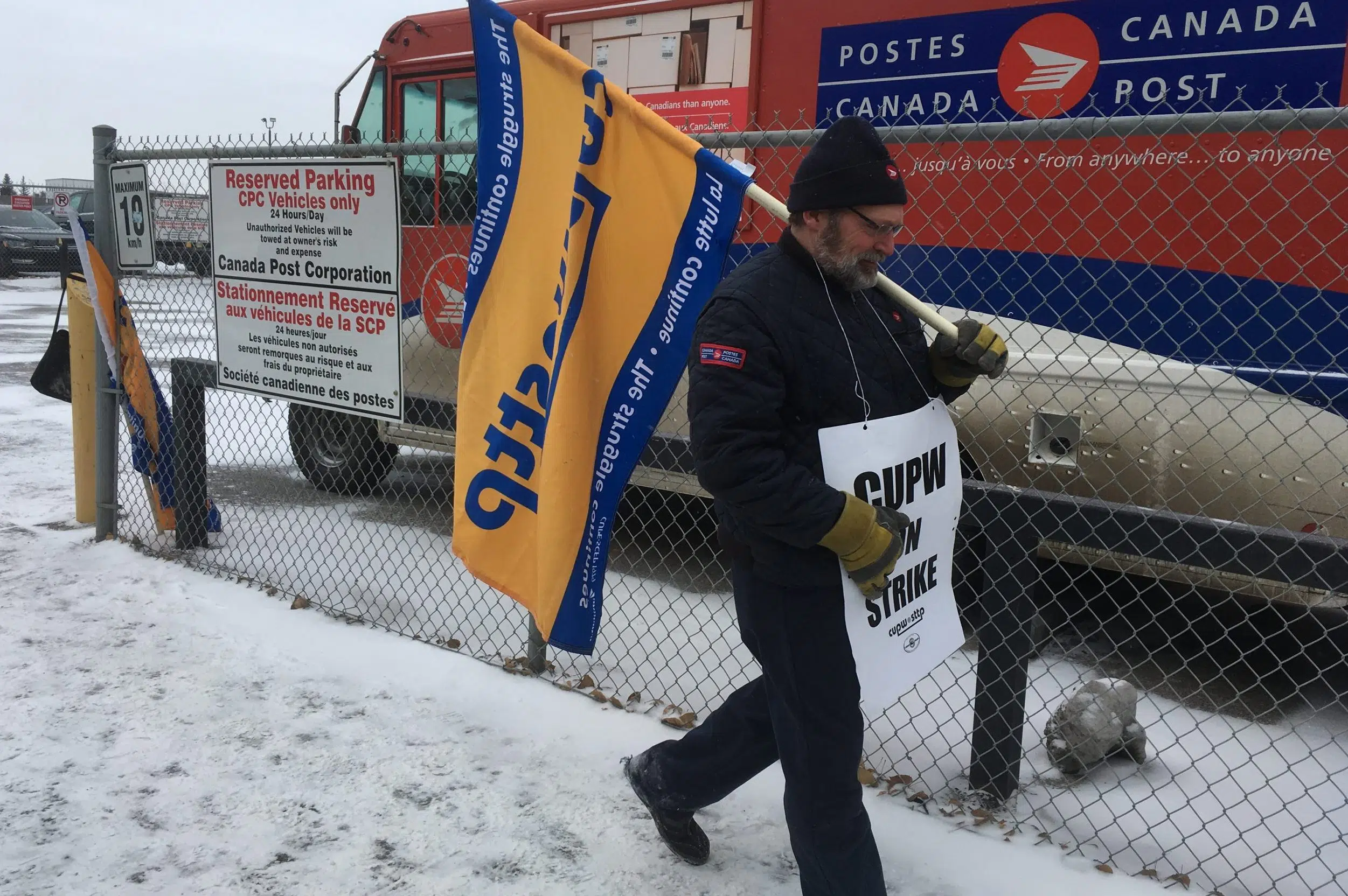 Postal workers stage protest before going back to work