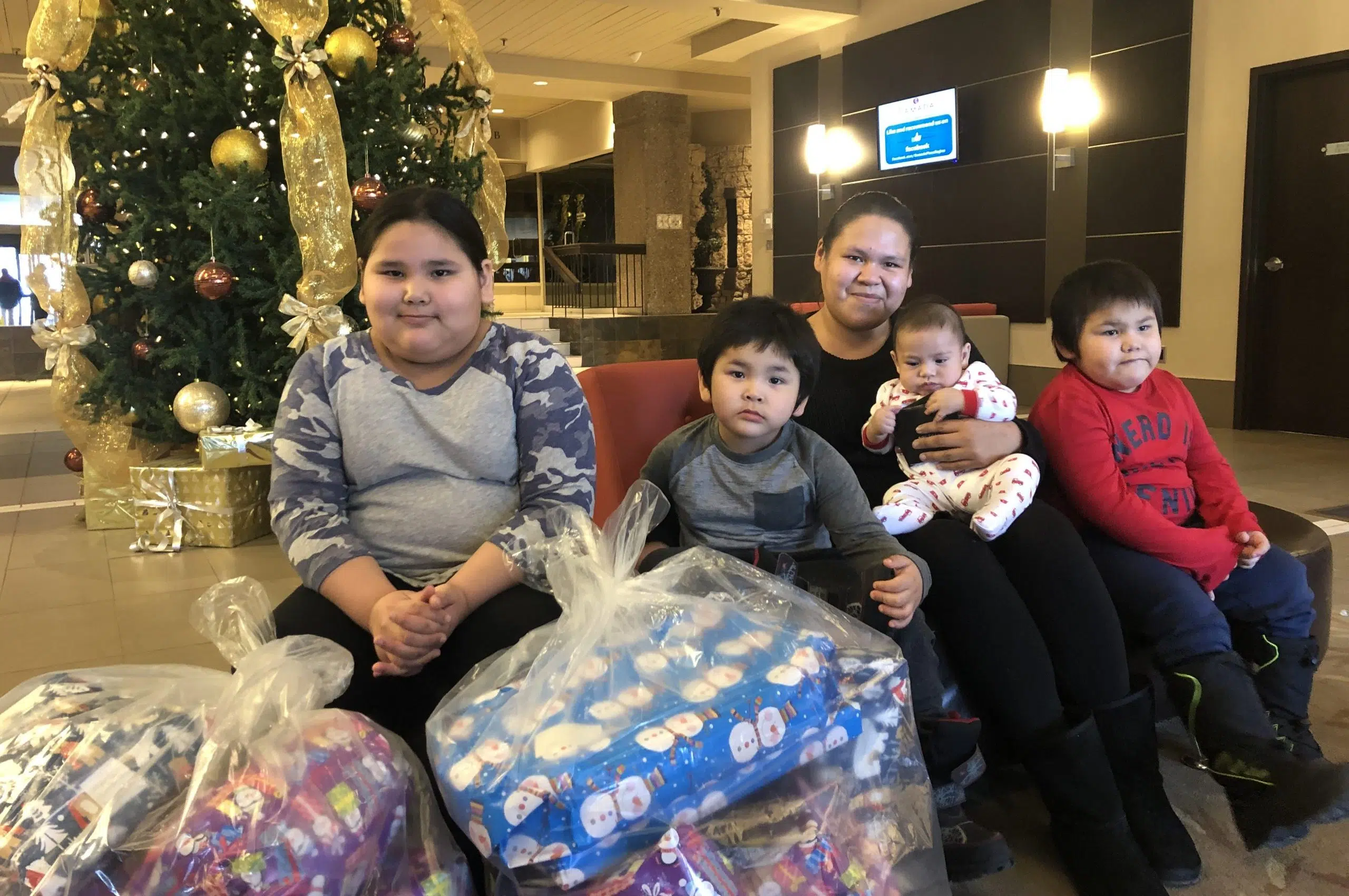 Santas Anonymous, Southland Mall deliver to a family in need