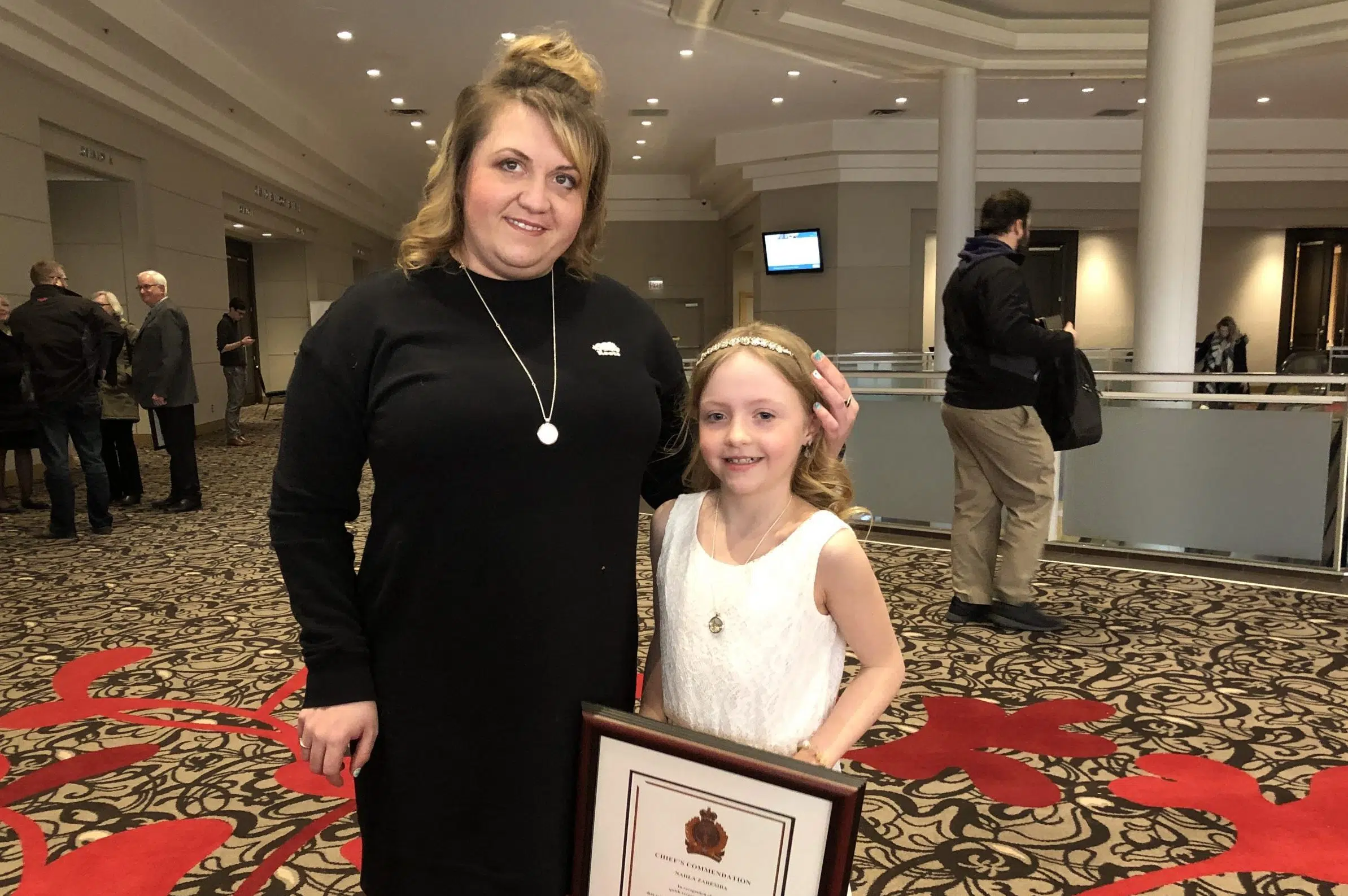 Regina girl receives award for quick thinking during fire