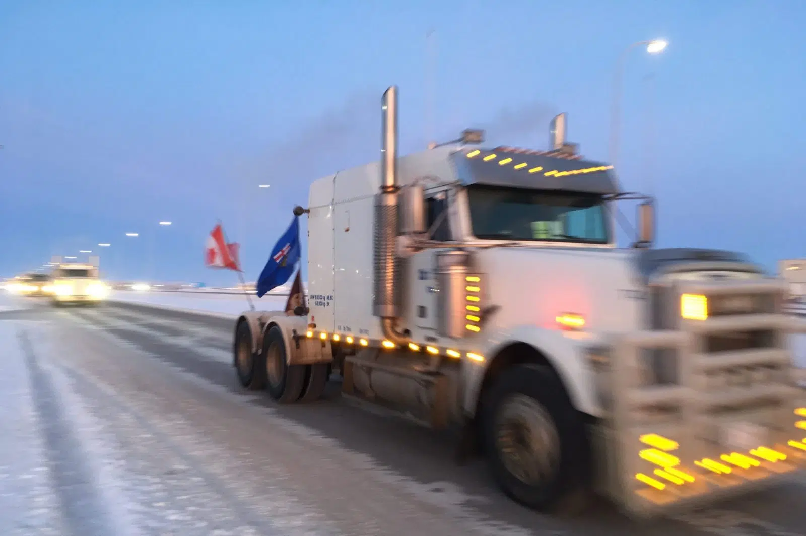 Pro-oil convoy makes stop near Regina on the way to Ottawa