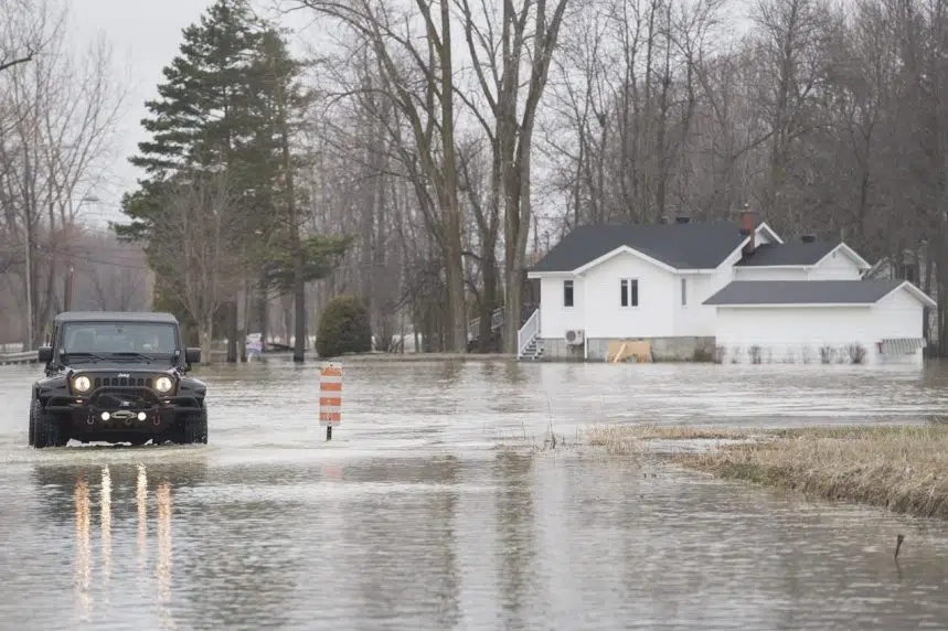 Hundreds of Canadian troops deployed to flood zones in Quebec and N.B.
