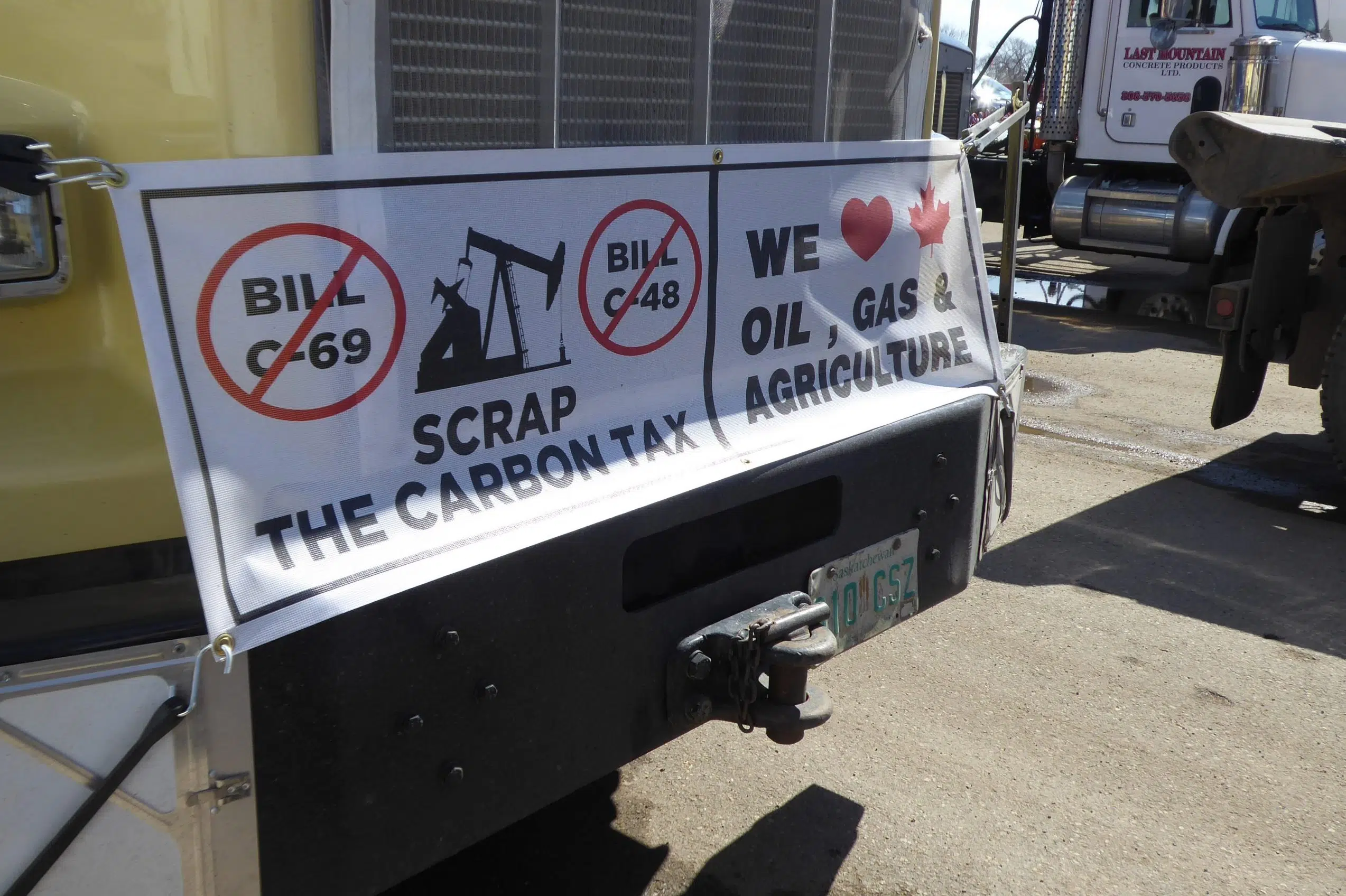 Carbon tax protest in Regina features convoy, rally