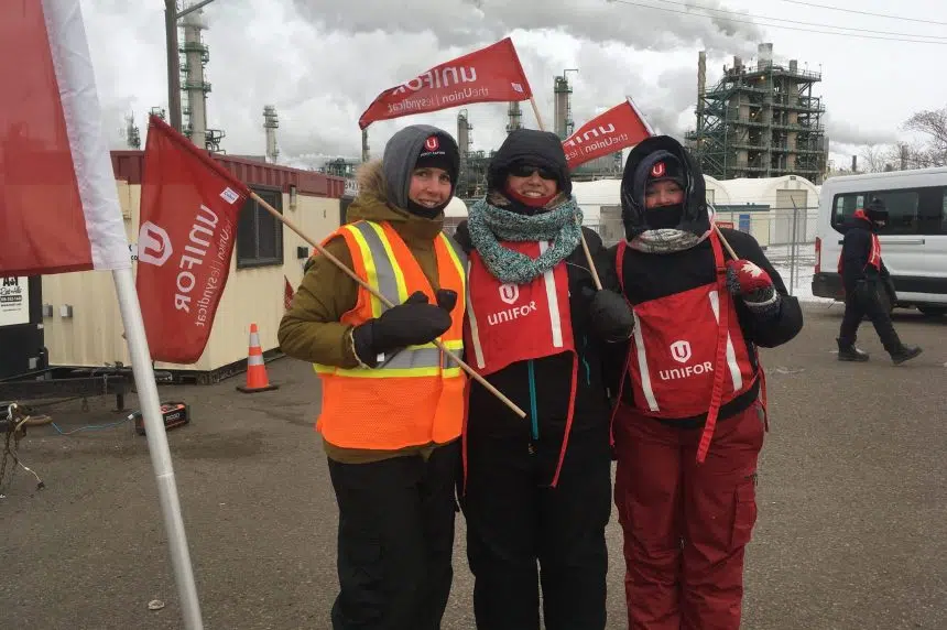 Unifor picketers trying to stay warm during cold snap
