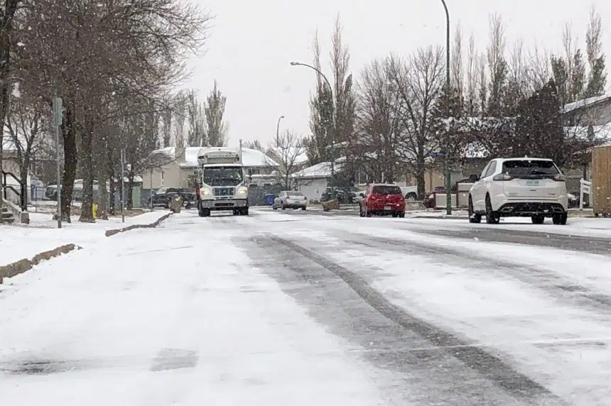 Snowfall warning results in slushy, slippery roads outside Regina