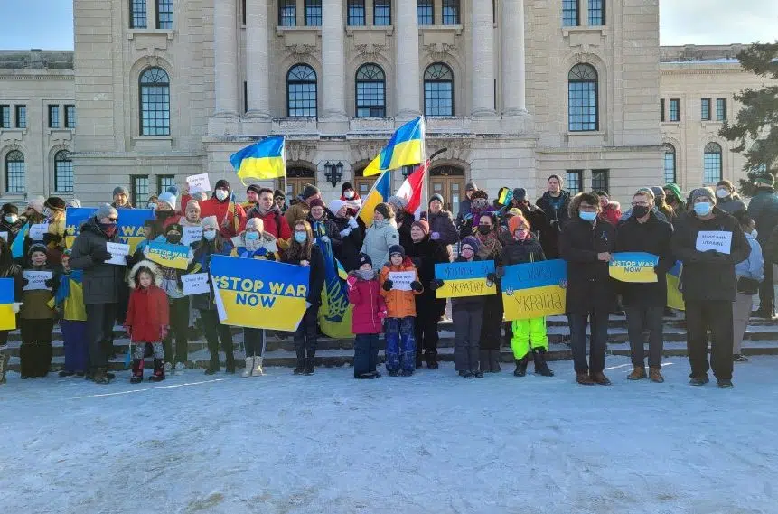 Hundreds gather in Regina to show support for Ukraine