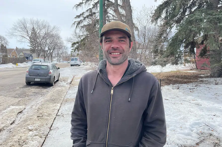 'A way to give back:' Regina man helps neighbours as weather warms