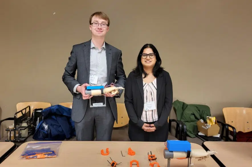 U of R students design finger rehab device for final project