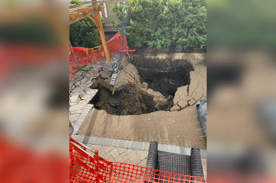 Sinkhole forms near Albert Street Bridge after pipe fails in backyard