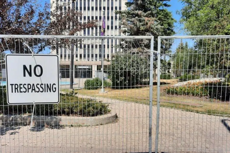Fences around Regina City Hall to come down Thursday