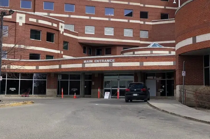 Man allegedly steals vehicle outside Regina hospital, immediately crashes