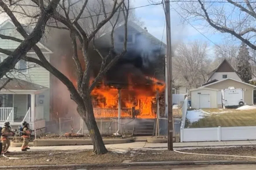 One man treated for smoke inhalation following Moose Jaw house fire