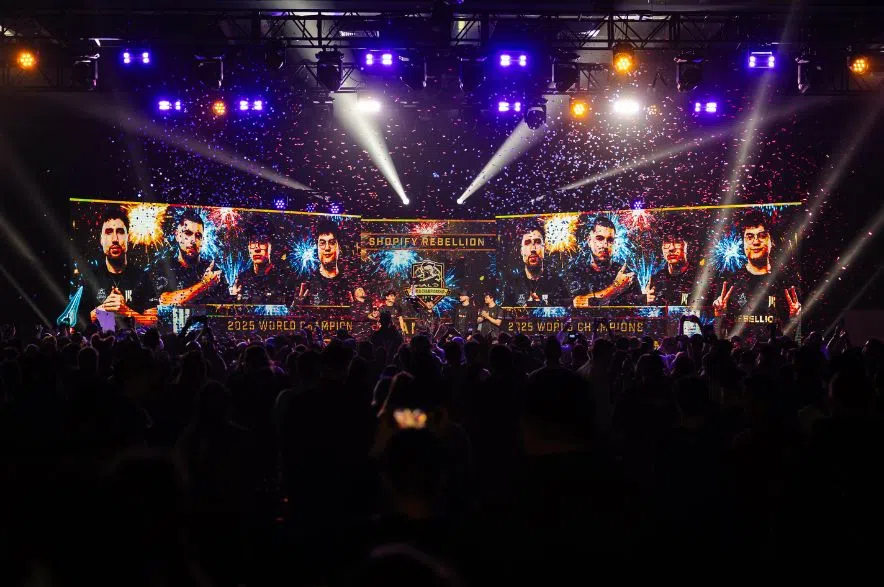 A packed Seattle arena celebrates as Shopify Rebellion is crowned 2025 Halo World Champion, featuring Regina’s Mathew “Royal2” Fiorante on the big screen.