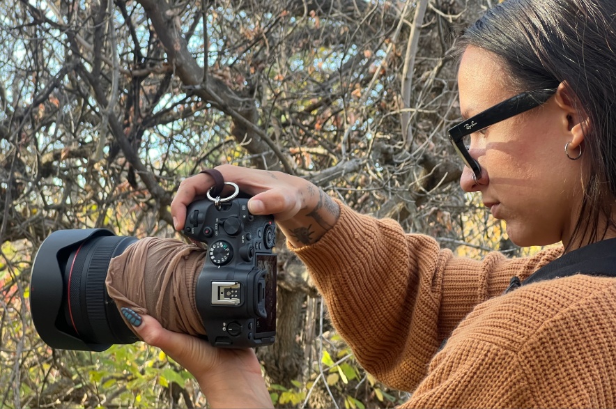 Thea Wilson said she offers the stranger photoshoots for free, turning her passion for photography into a chance for people to connect.