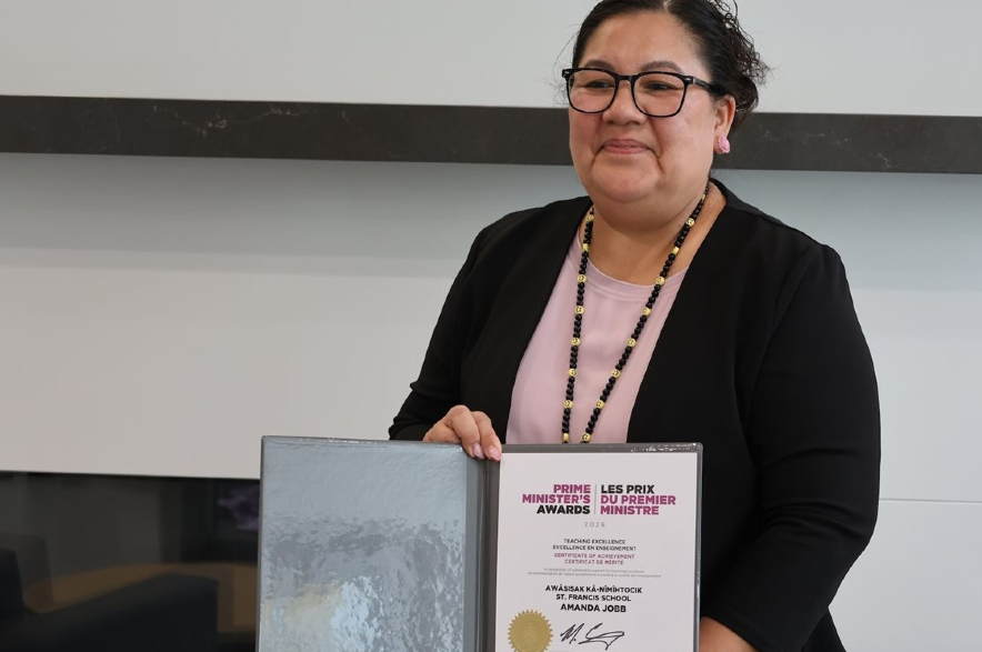 Amanda Jobb holds her award.