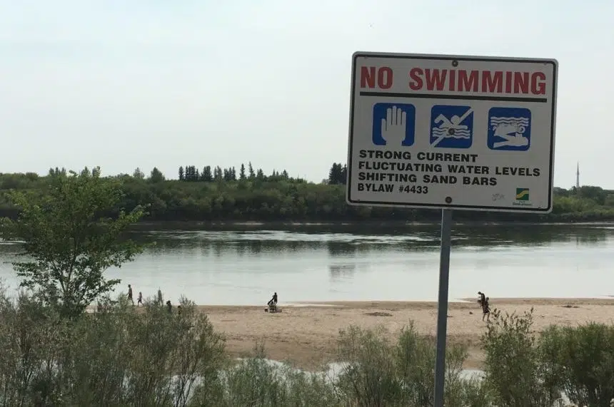 Heat lovers flock to Saskatoon riverbank, despite swimming bylaw