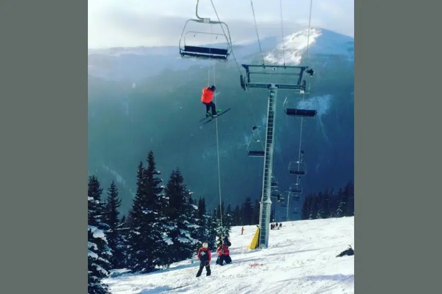 100 people rescued after lift at Alberta ski hill conks out