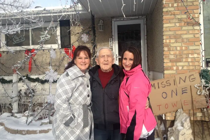 Strangers chip in to replace stolen Christmas decoration for Regina man