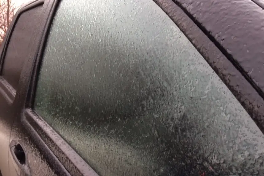 Conditions icy in Saskatoon amid freezing rain warnings