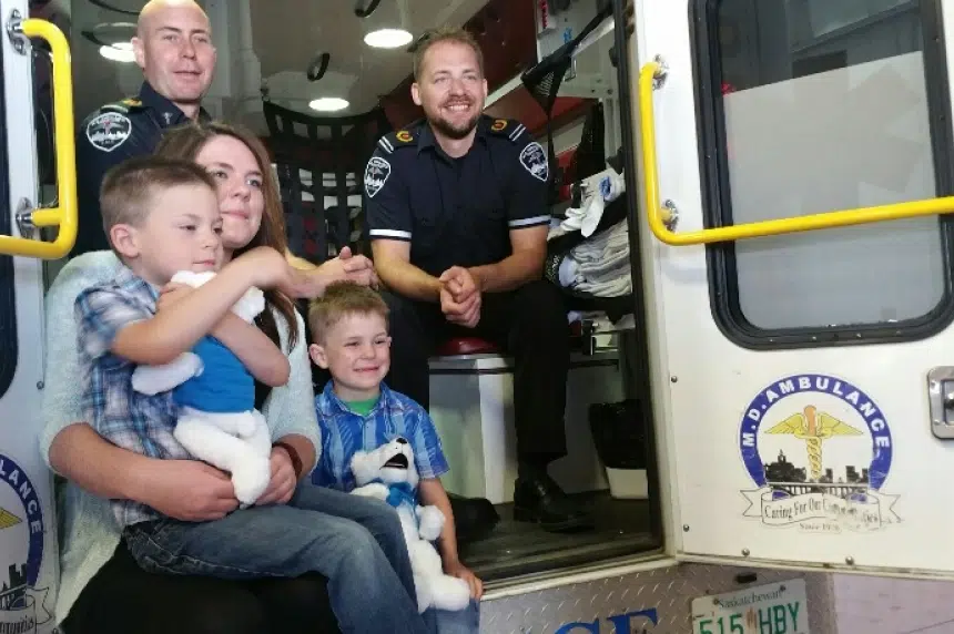 Family delivers special thank-you to paramedics