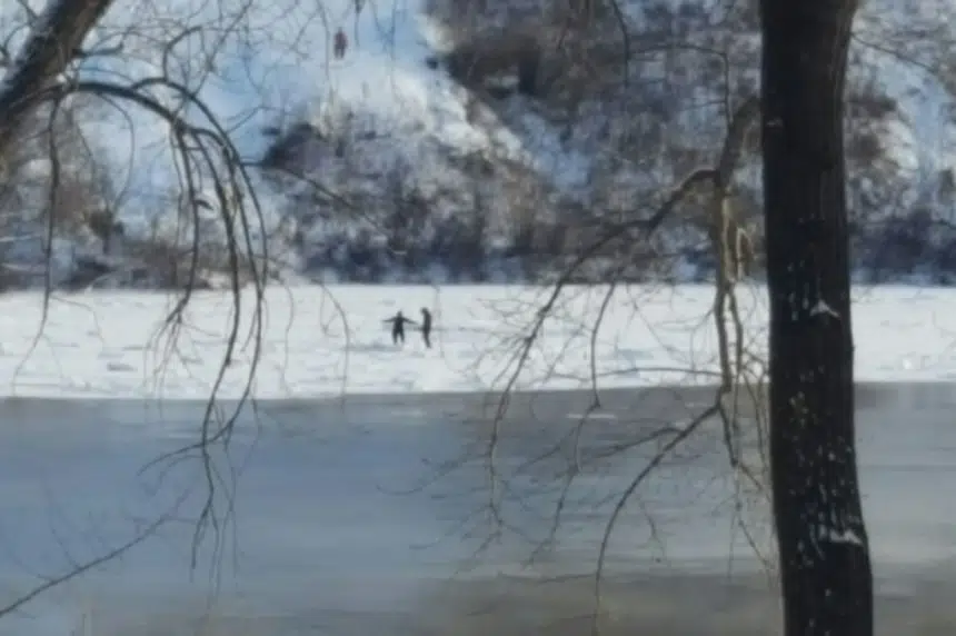 Man safe after pulling himself from South Saskatchewan River ice break