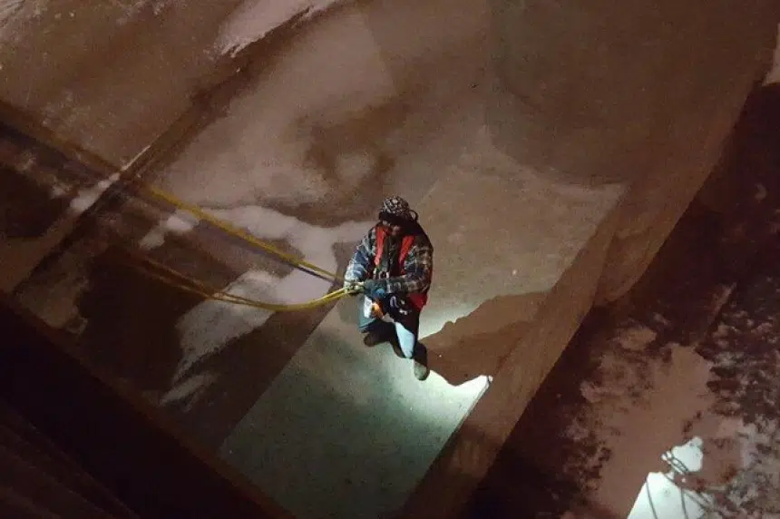 Saskatoon man rappels down the south bridge walkway to save his cellphone