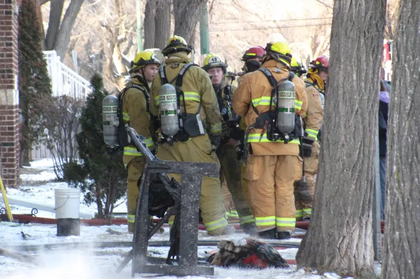 Firefighters help 3 people out of Regina apartment fire