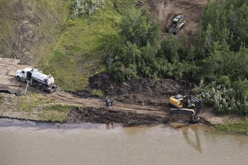 Water tests, oil clean up continue on North Saskatchewan River