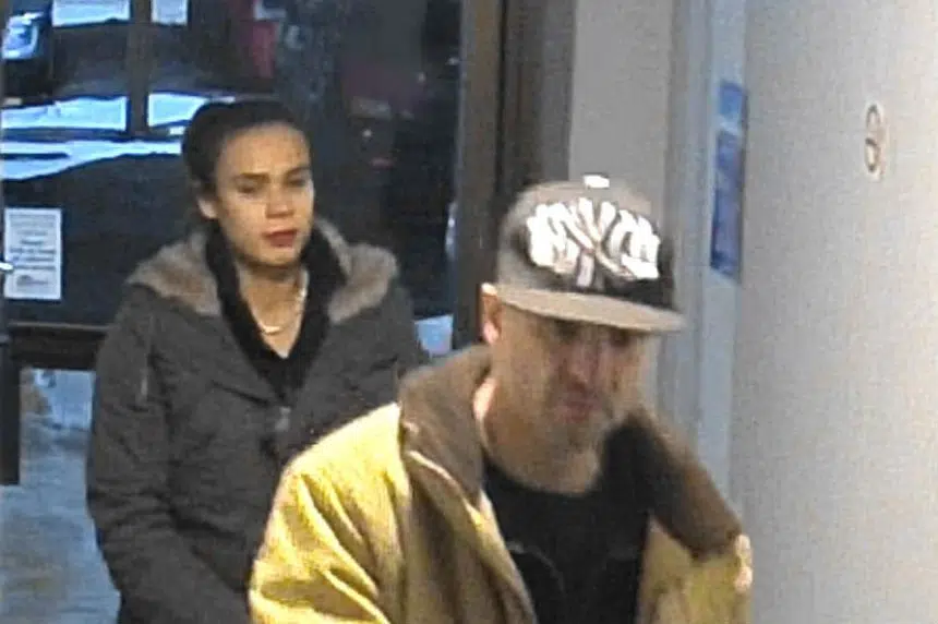 Police look to ID suspected mail thieves in Saskatoon 