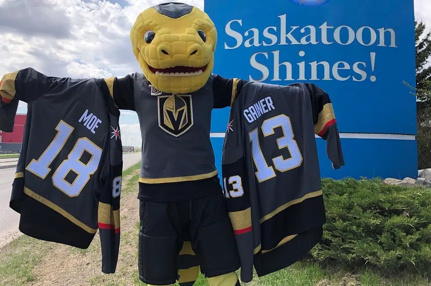 Golden Knights mascot makes Sask. stop to rally team support