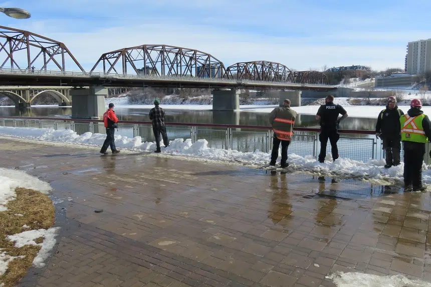 Rescue crews search river near downtown Saskatoon