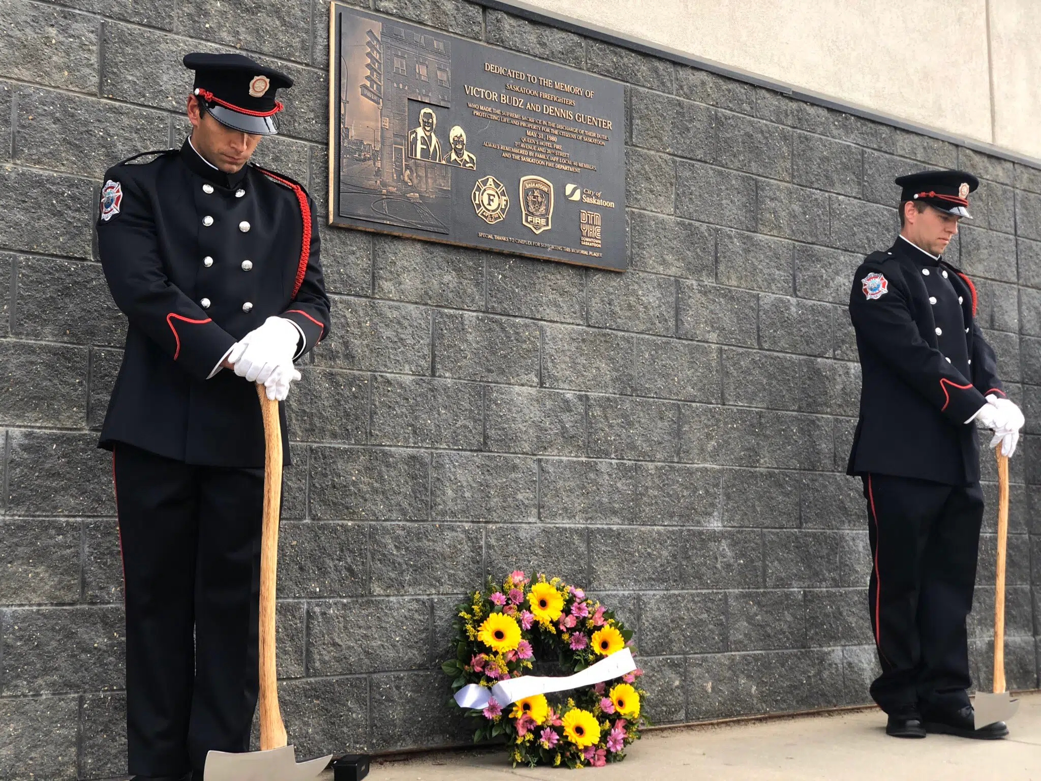Two fallen Saskatoon firefighters remembered on 40th anniversary of Queen's Hotel blaze