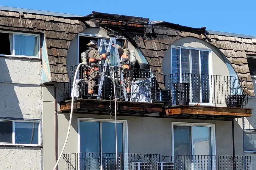 Roof fire evacuates College Park apartment building