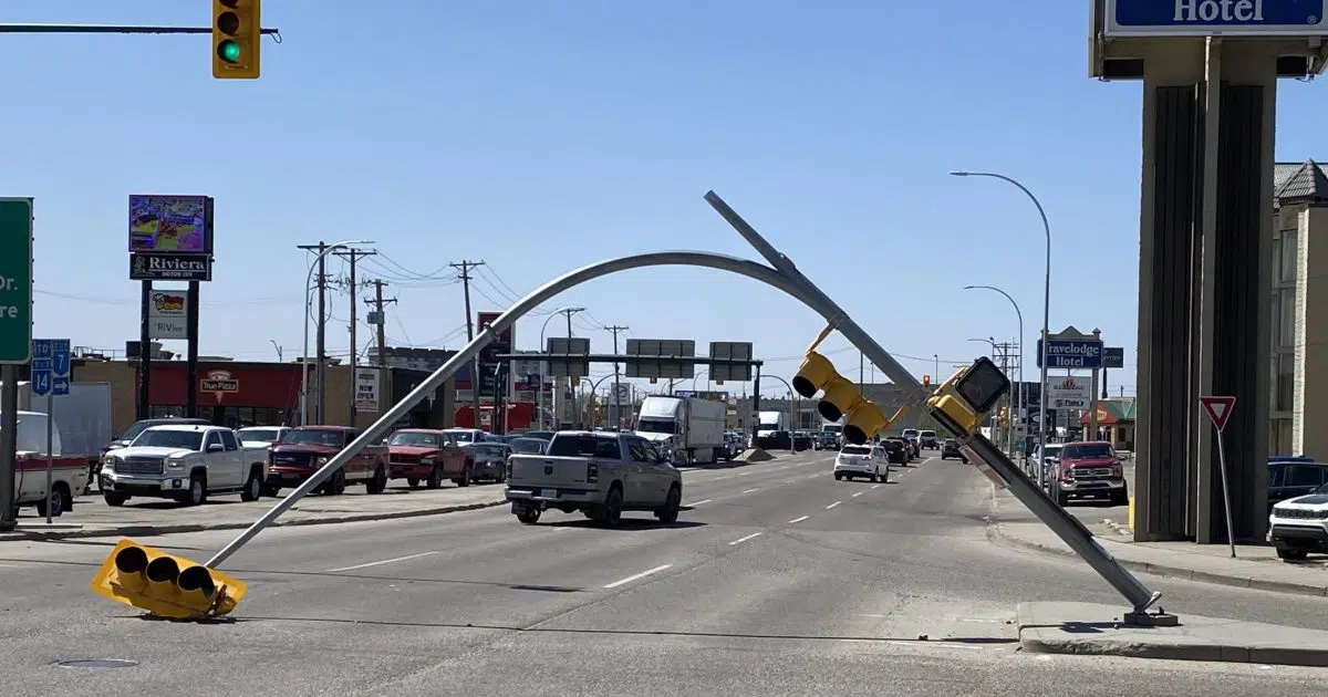 Lights out Semi knocks traffic lights into lanes of Circle Drive 650
