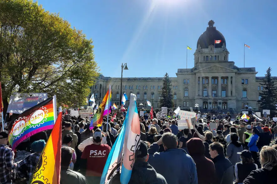 Hundreds rally in Regina against pronoun policies as province pushes forward
