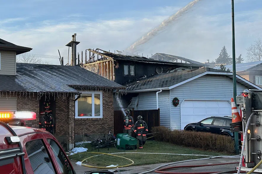 Saskatoon firefighters battle large blaze on Zeman Crescent