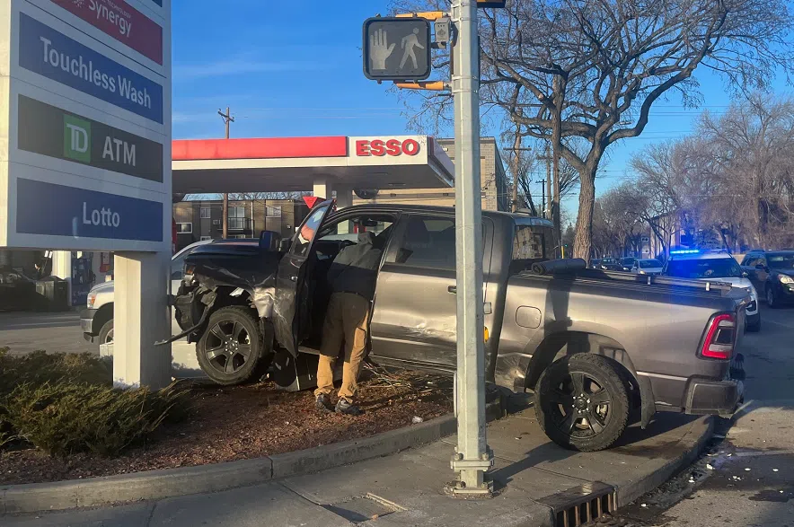 Traffic lights out at Eighth Street East and Clarence Avenue after crash