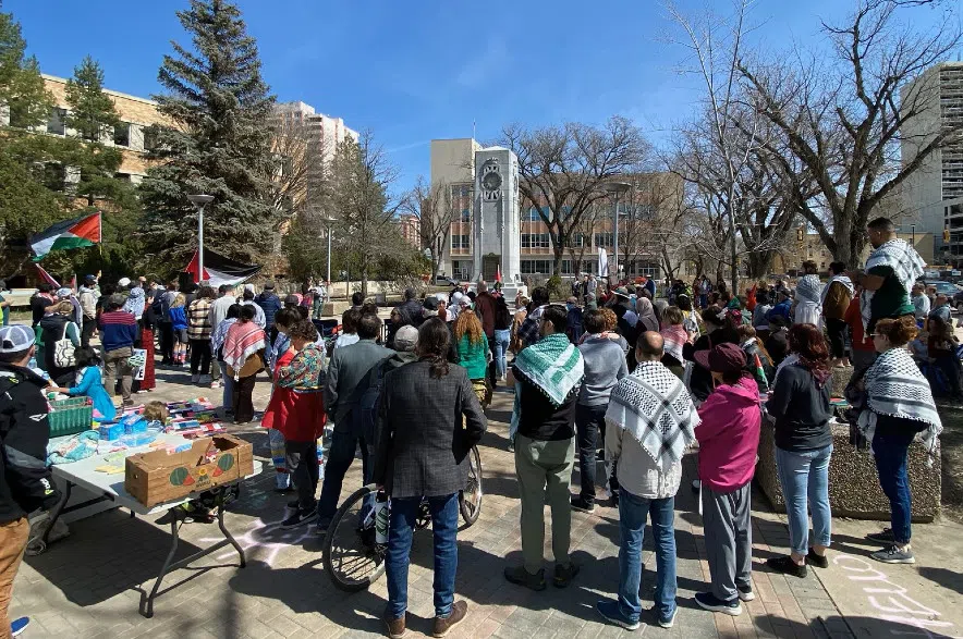 Dozens gather in Saskatoon to share support for Palestine