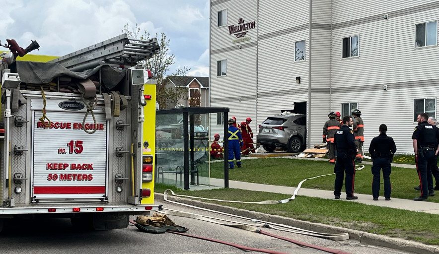 VIDEO: SUV crashes into Lakewood apartment near busy shopping centre - Vimarsana News
