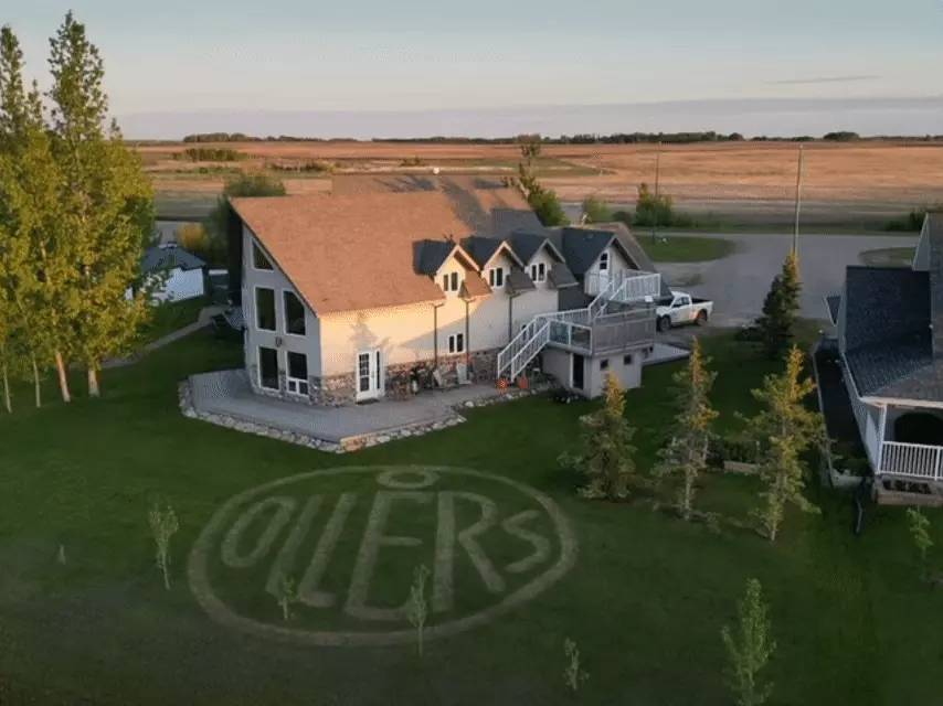 Sask. Oilers fan carves team logo in lawn for Stanley Cup Finals